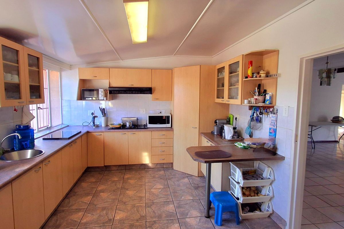 Spacious 4-Bedroom Family Home Within Walking Distance to a Primary School and Shopping Centers - Photo 2