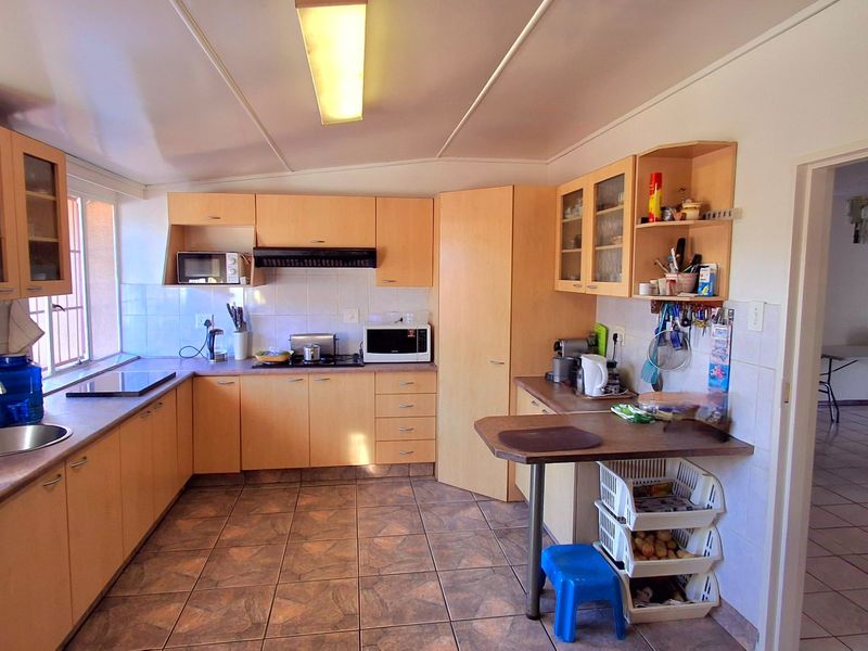 Spacious 4-Bedroom Family Home Within Walking Distance to a Primary School and Shopping Centers - Photo 2