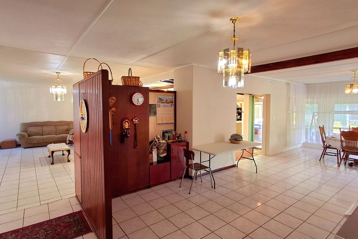 Spacious 4-Bedroom Family Home Within Walking Distance to a Primary School and Shopping Centers - Photo 3