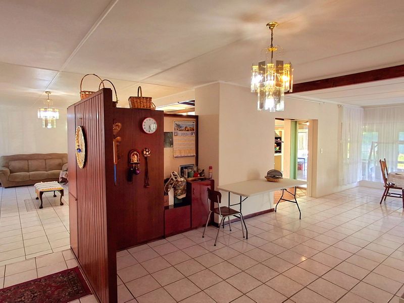 Spacious 4-Bedroom Family Home Within Walking Distance to a Primary School and Shopping Centers - Photo 3