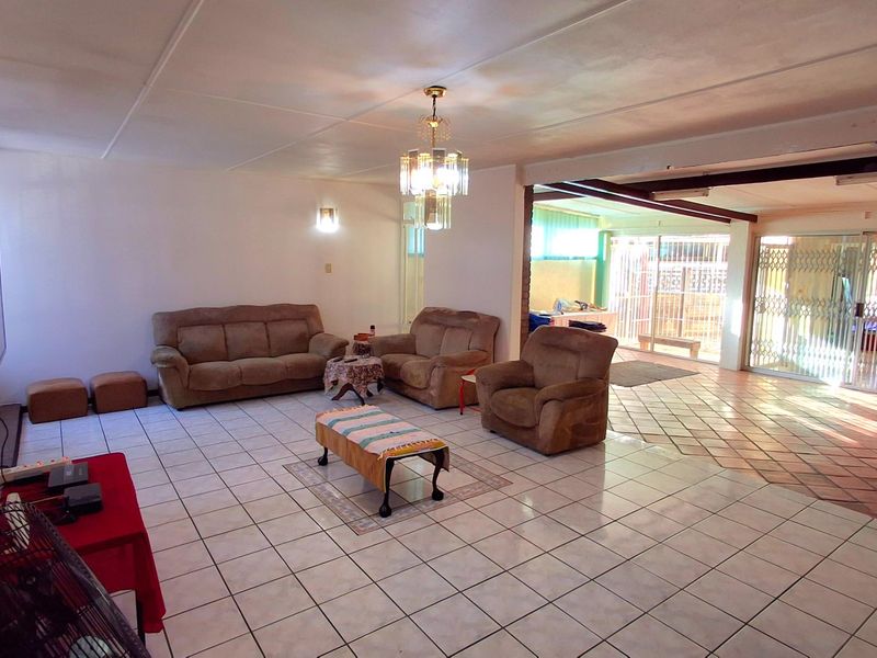 Spacious 4-Bedroom Family Home Within Walking Distance to a Primary School and Shopping Centers - Photo 10