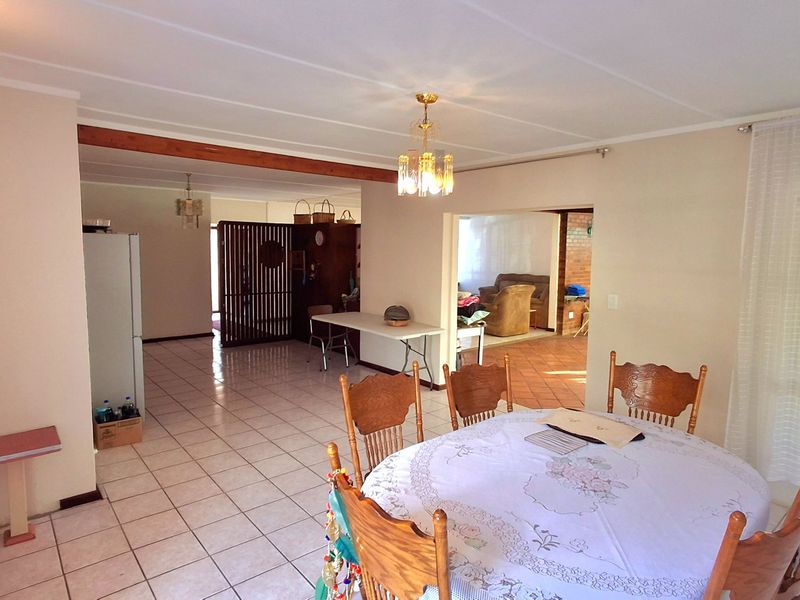 Spacious 4-Bedroom Family Home Within Walking Distance to a Primary School and Shopping Centers - Photo 8