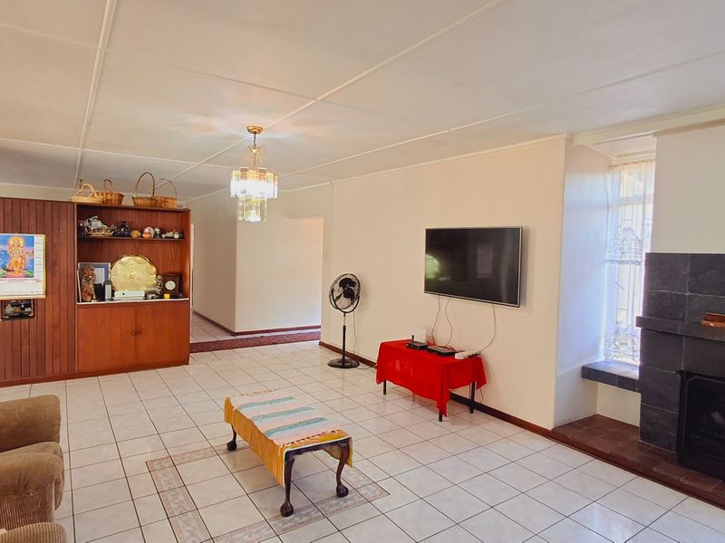 Spacious 4-Bedroom Family Home Within Walking Distance to a Primary School and Shopping Centers - Photo 7