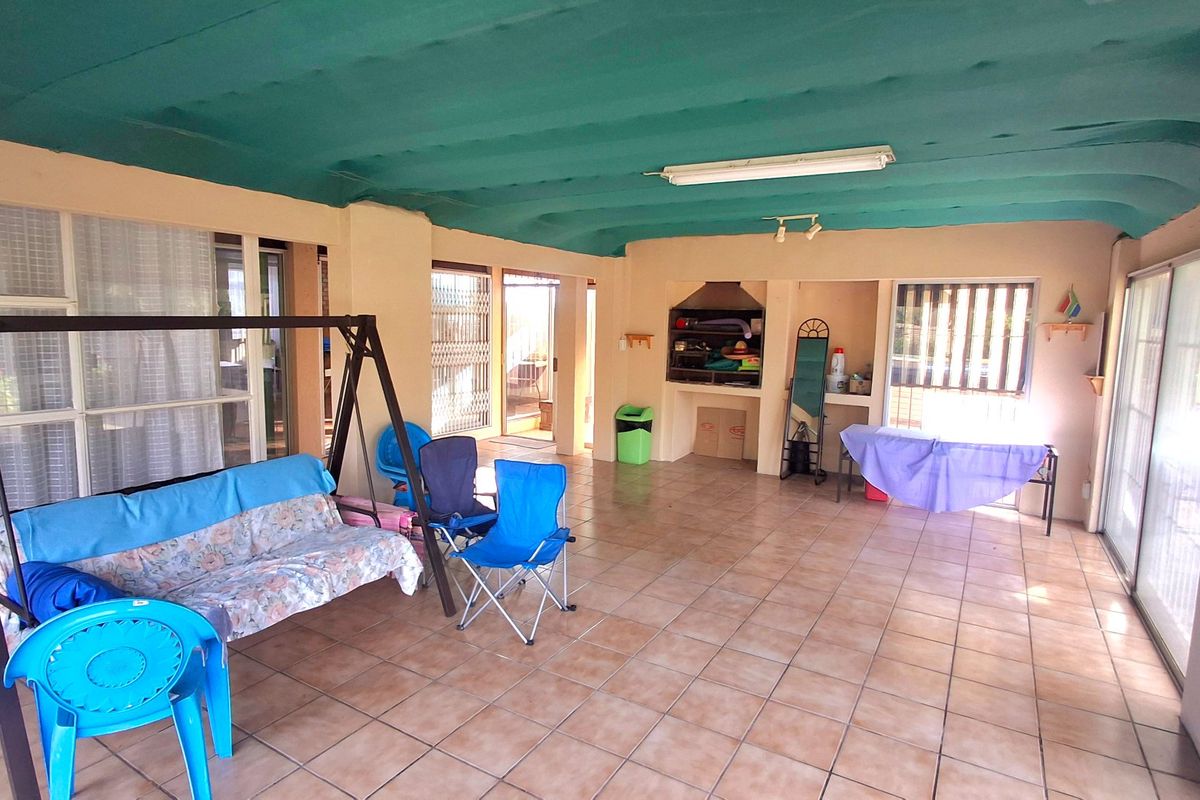 Spacious 4-Bedroom Family Home Within Walking Distance to a Primary School and Shopping Centers - Photo 4