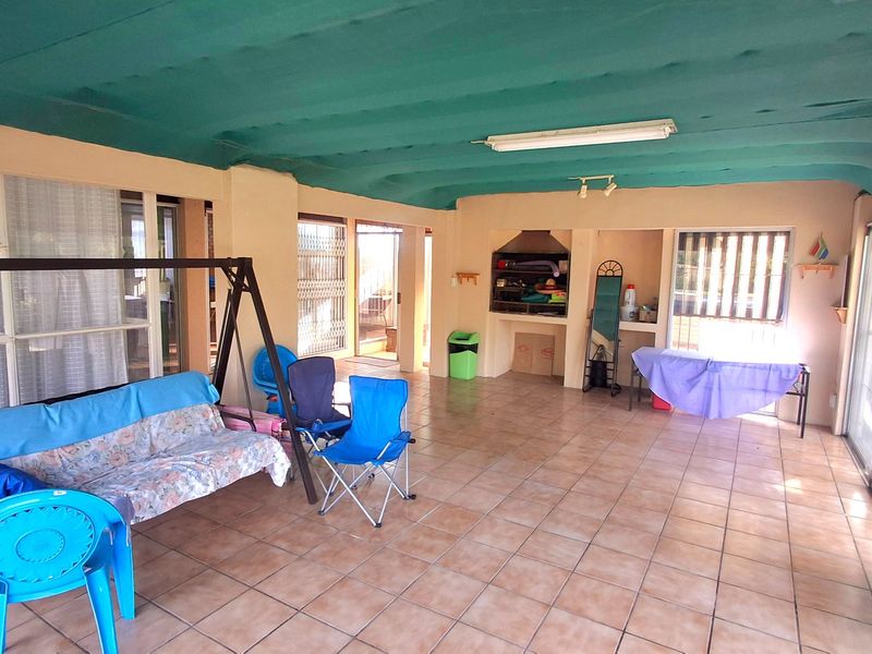 Spacious 4-Bedroom Family Home Within Walking Distance to a Primary School and Shopping Centers - Photo 4