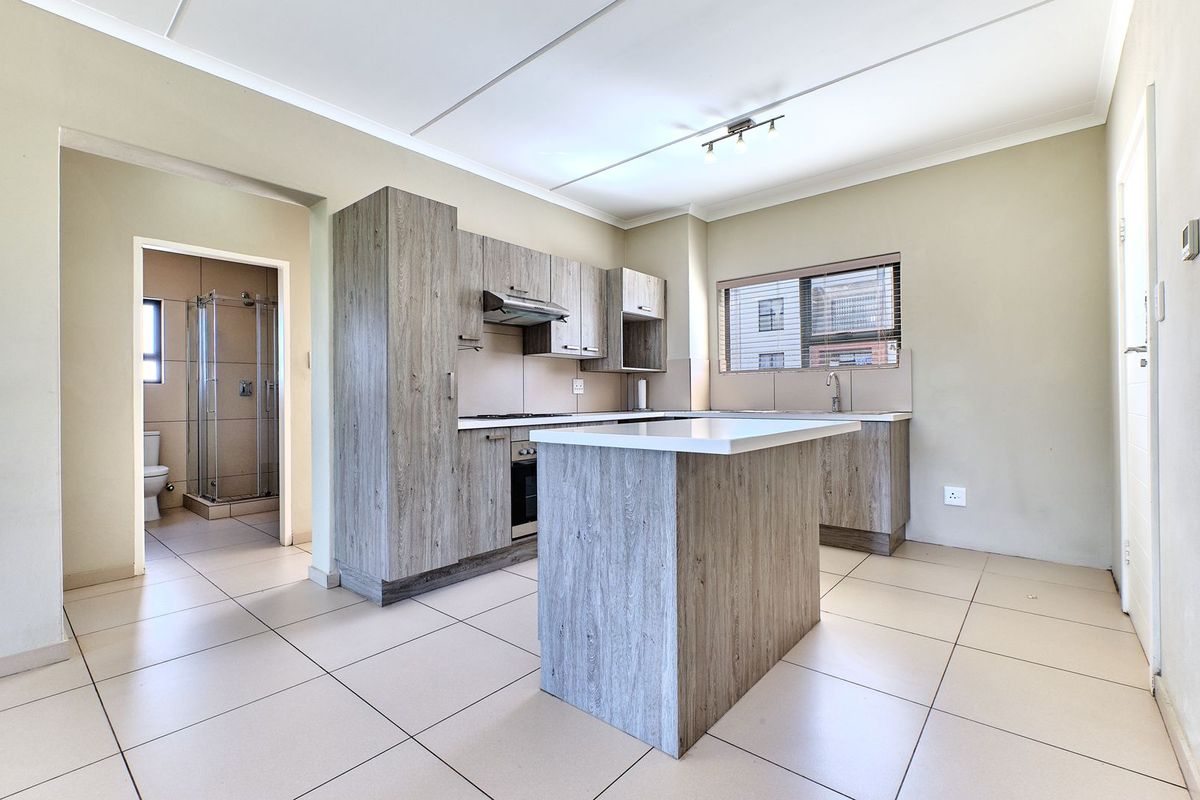 Immaculate first floor 2 beds, 1 full bathroom Apartment For Sale - Photo 4