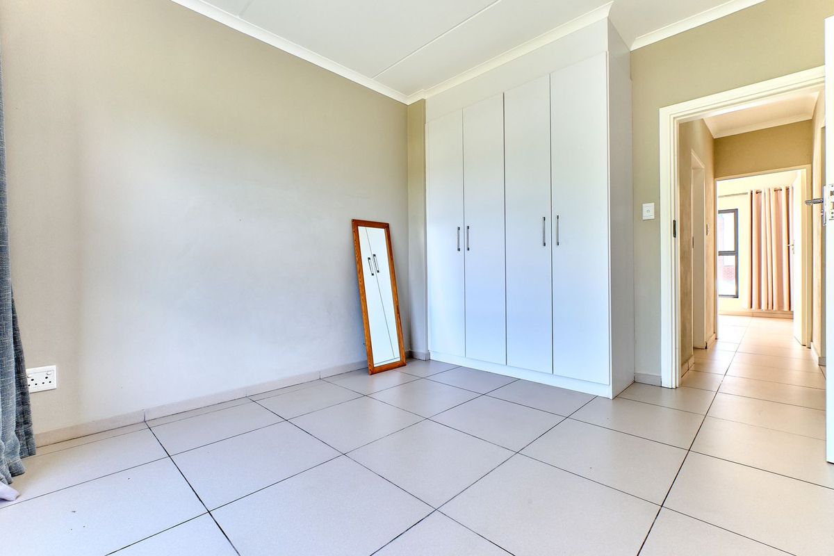Immaculate first floor 2 beds, 1 full bathroom Apartment For Sale - Photo 5