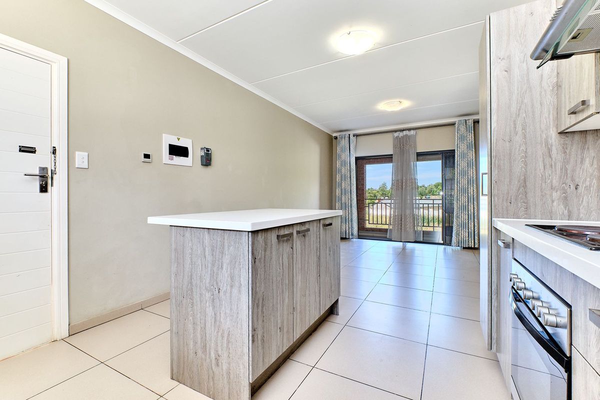 Immaculate first floor 2 beds, 1 full bathroom Apartment For Sale - Photo 3