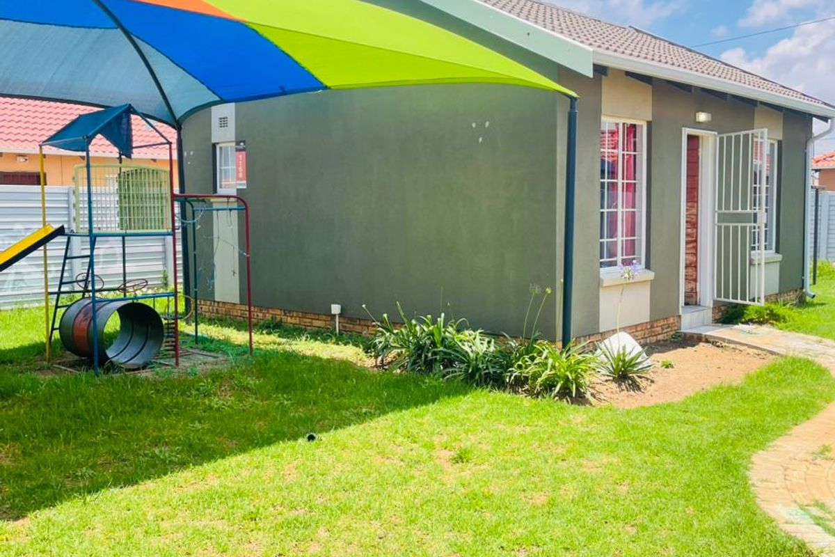 Affordable 2 bedroom and 1 bathroom house for sale in Savanna City with a big yard.  - Photo 4