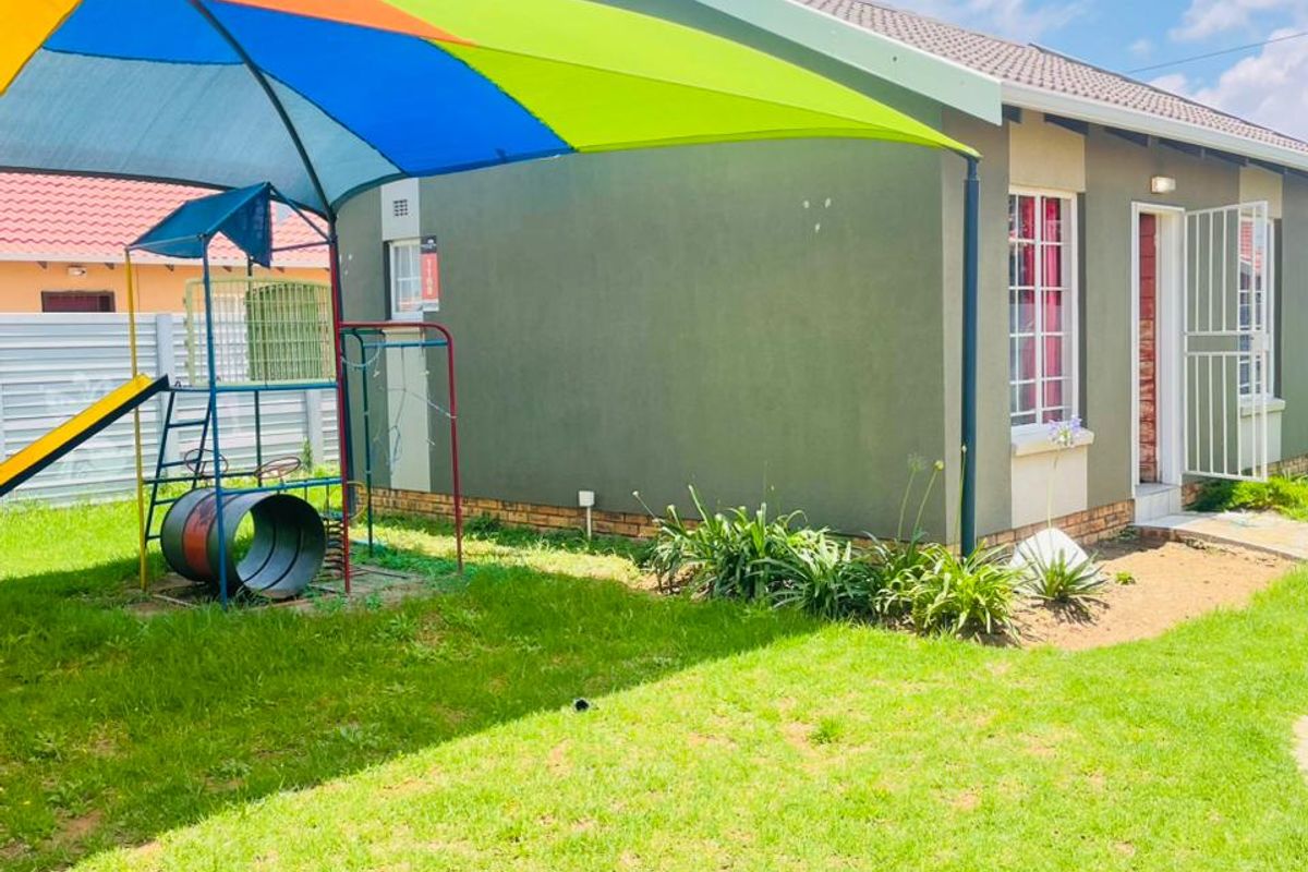 Affordable 2 bedroom and 1 bathroom house for sale in Savanna City with a big yard.  - Photo 2