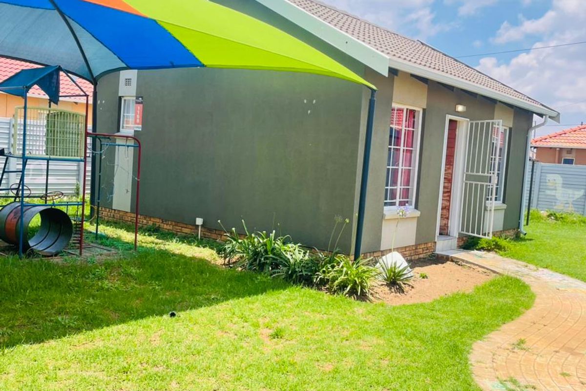 Affordable 2 bedroom and 1 bathroom house for sale in Savanna City with a big yard.  - Photo 3