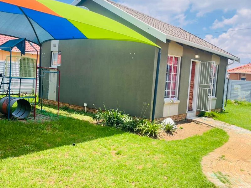 Affordable 2 bedroom and 1 bathroom house for sale in Savanna City with a big yard.  - Photo 3