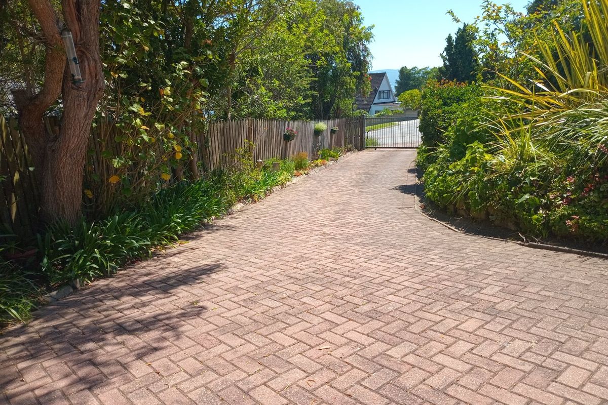 1 Bedroom Flatlet with Private Deck and Garden in Upper Old Place - Photo 4