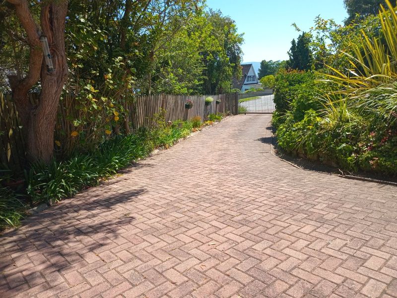 1 Bedroom Flatlet with Private Deck and Garden in Upper Old Place - Photo 4