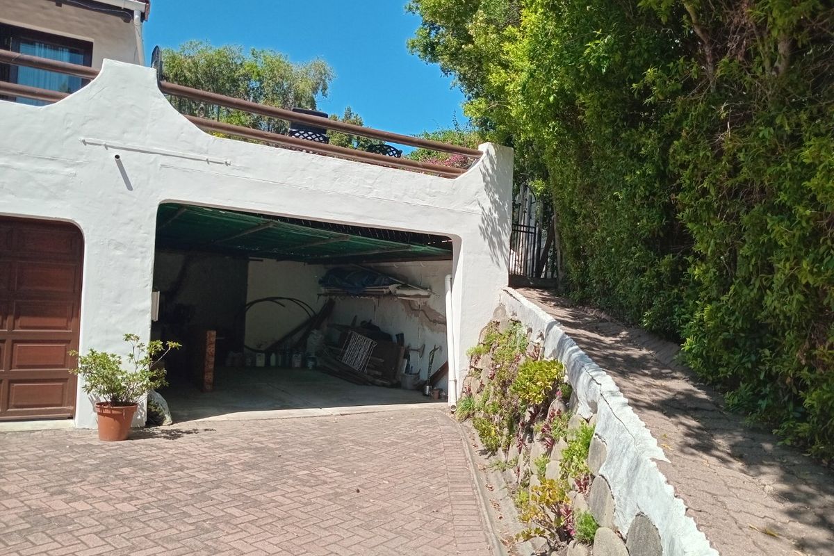 1 Bedroom Flatlet with Private Deck and Garden in Upper Old Place - Photo 5