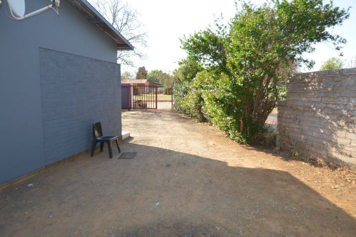 1 Bedroom semi-detached unit for sale in Randlespark. - Photo 4