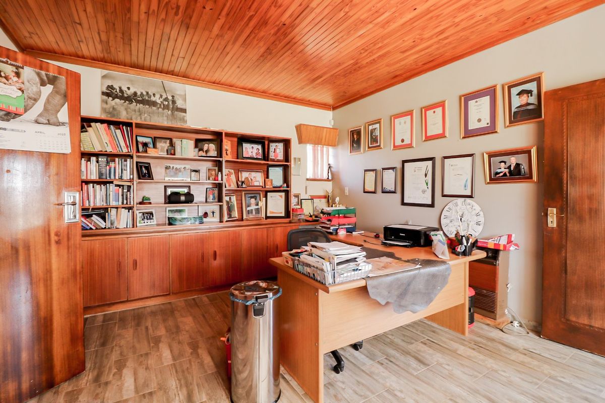 Spacious home with complete flat - Photo 3