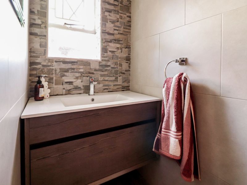 Spacious home with complete flat - Photo 8