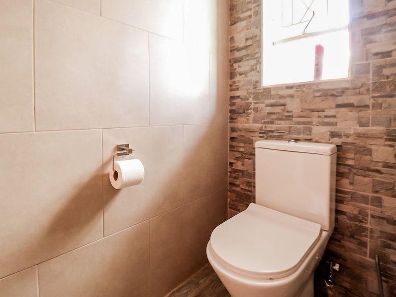 Spacious home with complete flat - Photo 7