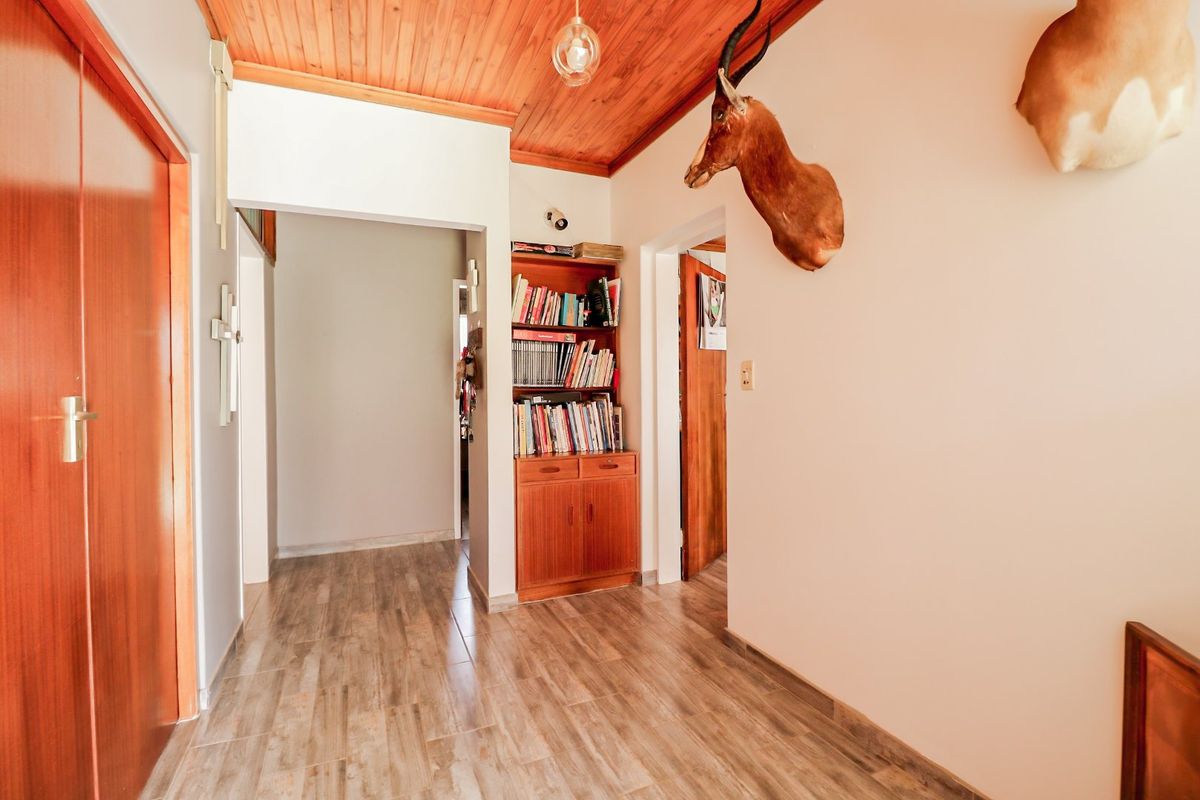 Spacious home with complete flat - Photo 4