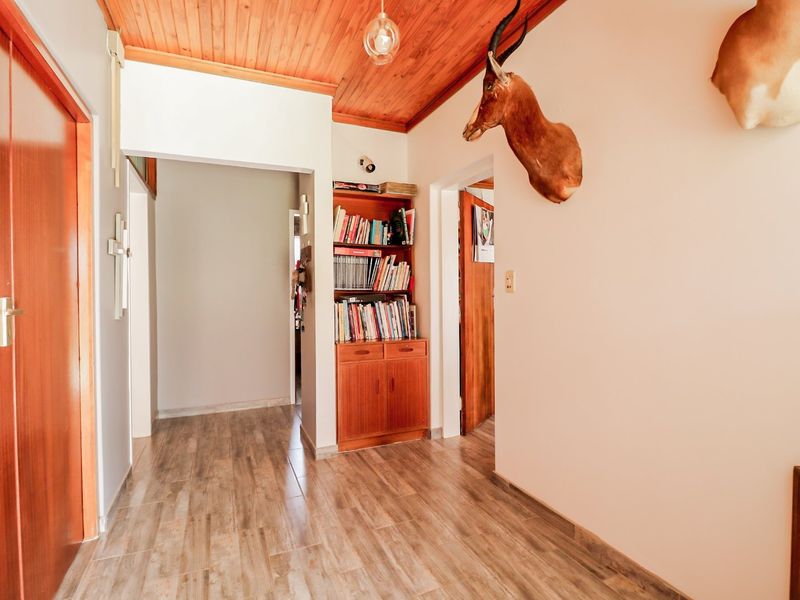 Spacious home with complete flat - Photo 4