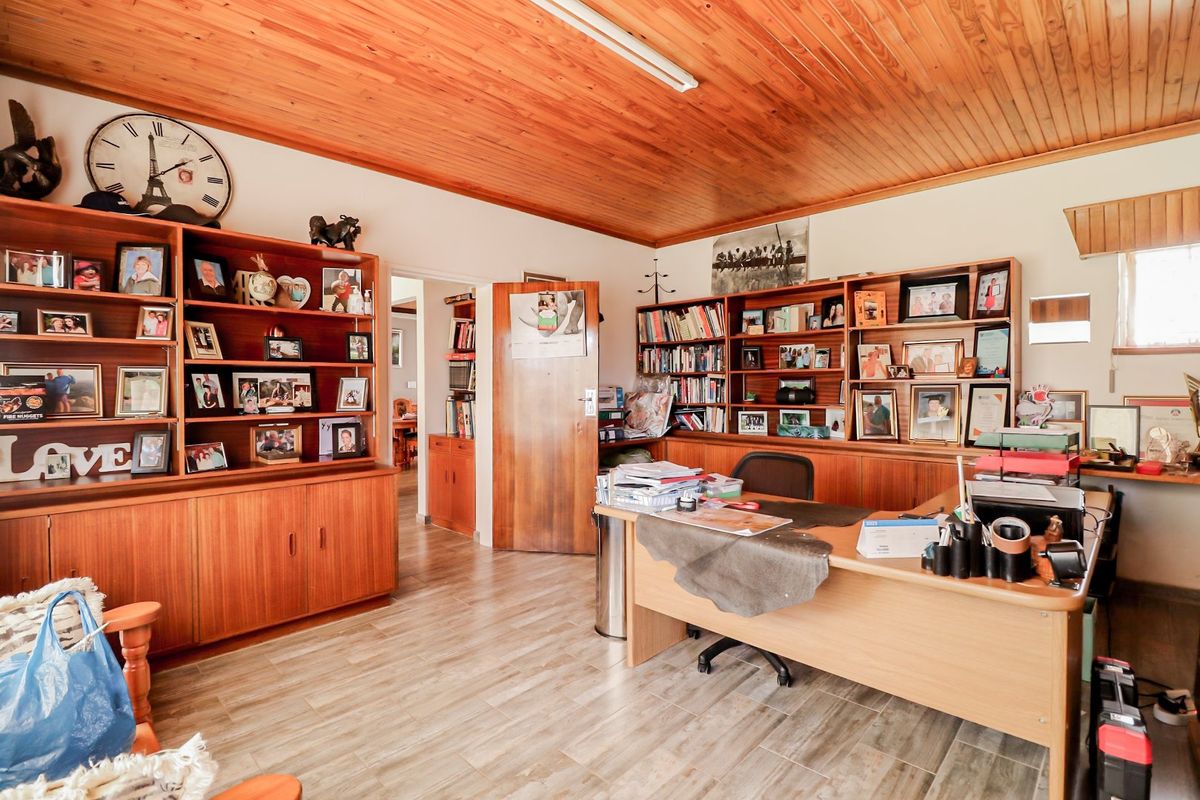 Spacious home with complete flat - Photo 2