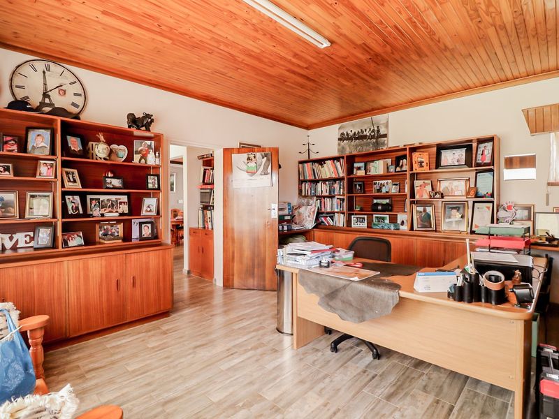 Spacious home with complete flat - Photo 2