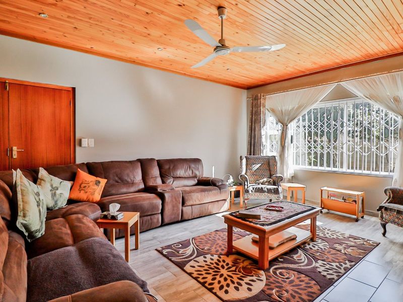 Spacious home with complete flat - Photo 5