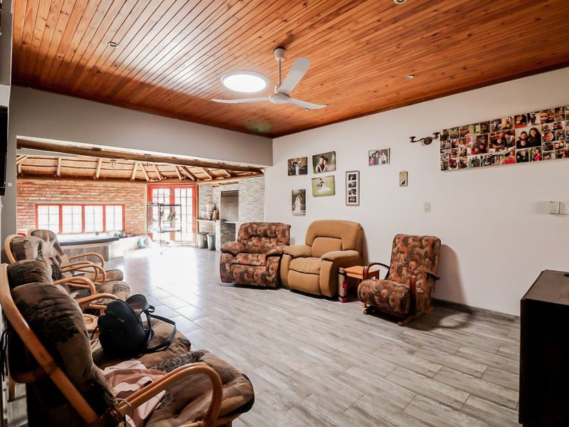 Spacious home with complete flat - Photo 9