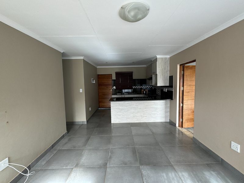 Neat with extra features - Photo 3