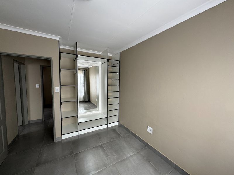 Neat with extra features - Photo 10