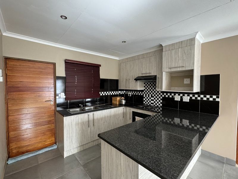 Neat with extra features - Photo 2