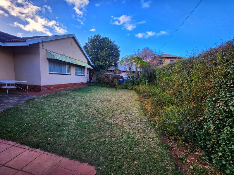 Charming 3 Bedroom, 2 Bathroom Home with Endless Potential in a Prime Suburb - Photo 9