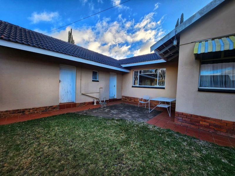 Charming 3 Bedroom, 2 Bathroom Home with Endless Potential in a Prime Suburb - Photo 6