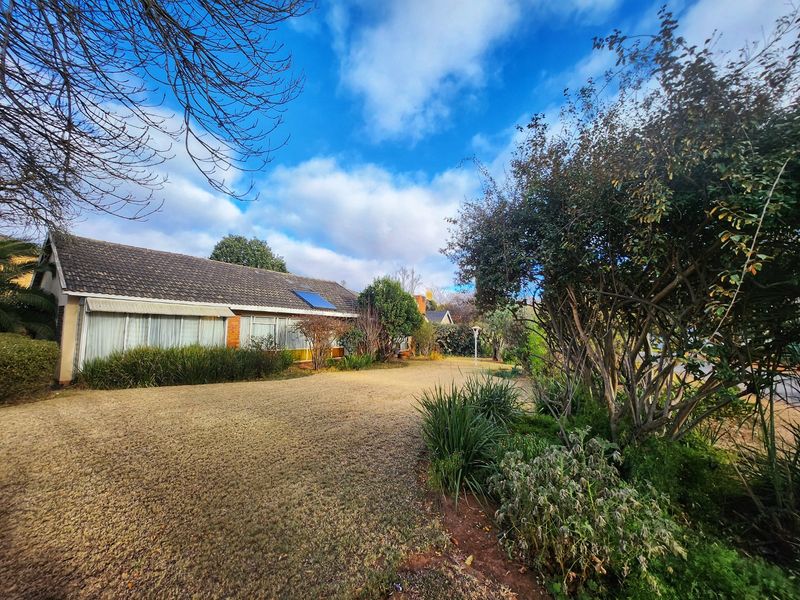 Charming 3 Bedroom, 2 Bathroom Home with Endless Potential in a Prime Suburb - Photo 2