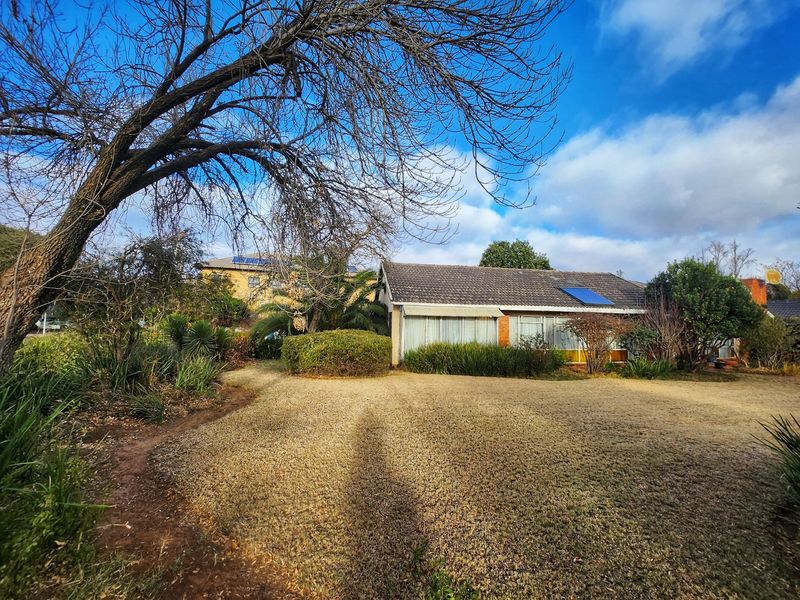 Charming 3 Bedroom, 2 Bathroom Home with Endless Potential in a Prime Suburb - Photo 5