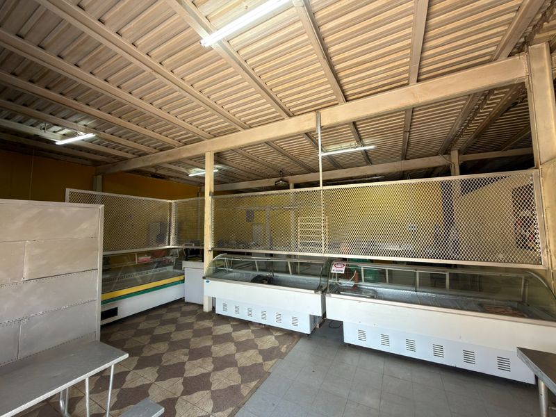 Open-Plan Warehouse - Photo 2