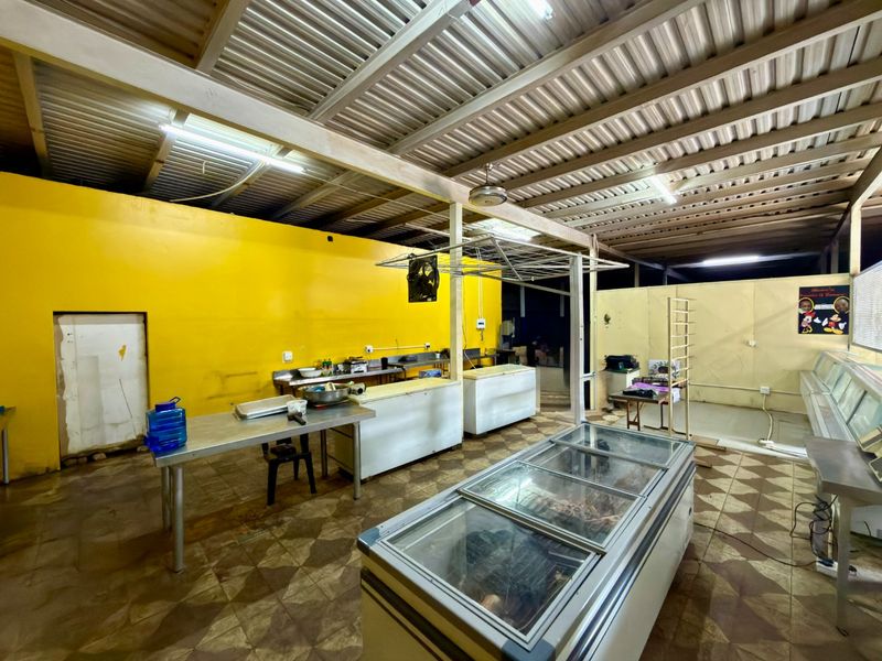 Open-Plan Warehouse - Photo 4