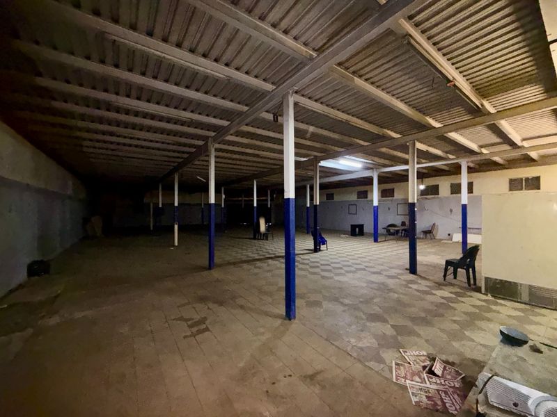 Open-Plan Warehouse - Photo 6