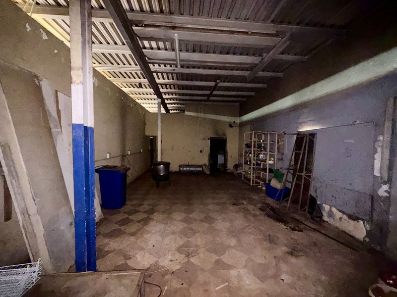 Open-Plan Warehouse - Photo 7