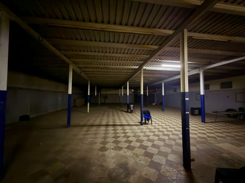 Open-Plan Warehouse - Photo 5