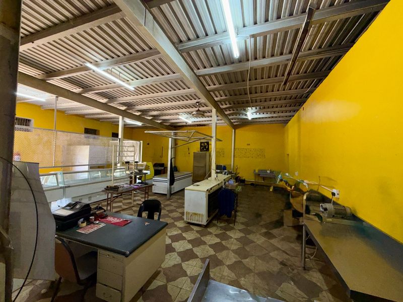 Open-Plan Warehouse - Photo 3