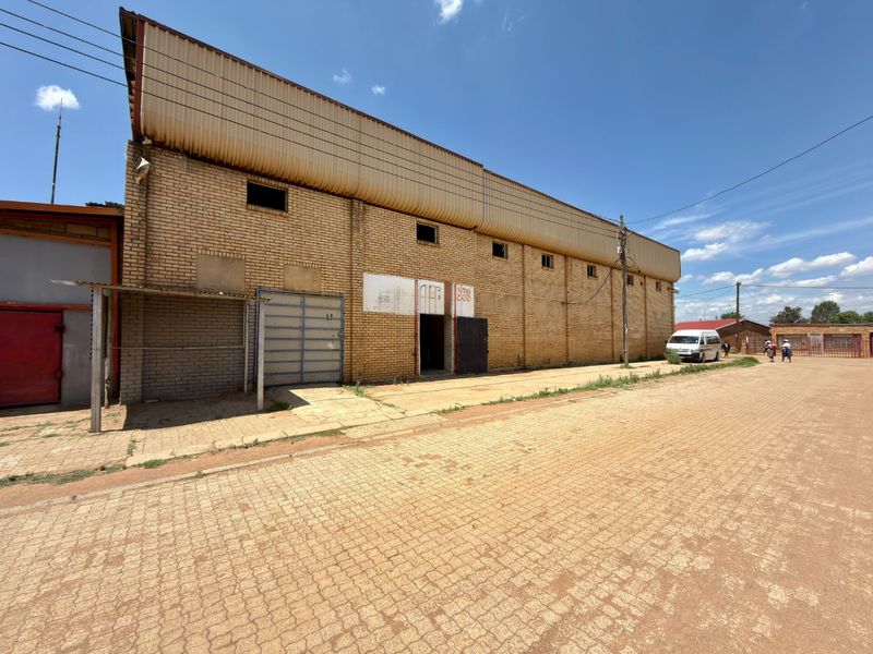 Open-Plan Warehouse - Photo 1