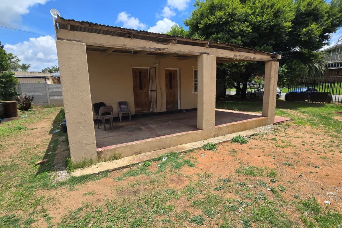 Spacious family home with newly upgraded kitchen, bathroom and paint. - Photo 2