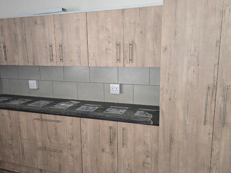 Spacious family home with newly upgraded kitchen, bathroom and paint. - Photo 5