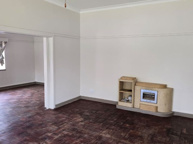 Spacious family home with newly upgraded kitchen, bathroom and paint. - Photo 8