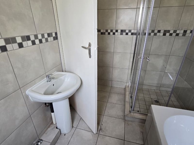 Spacious family home with newly upgraded kitchen, bathroom and paint. - Photo 9