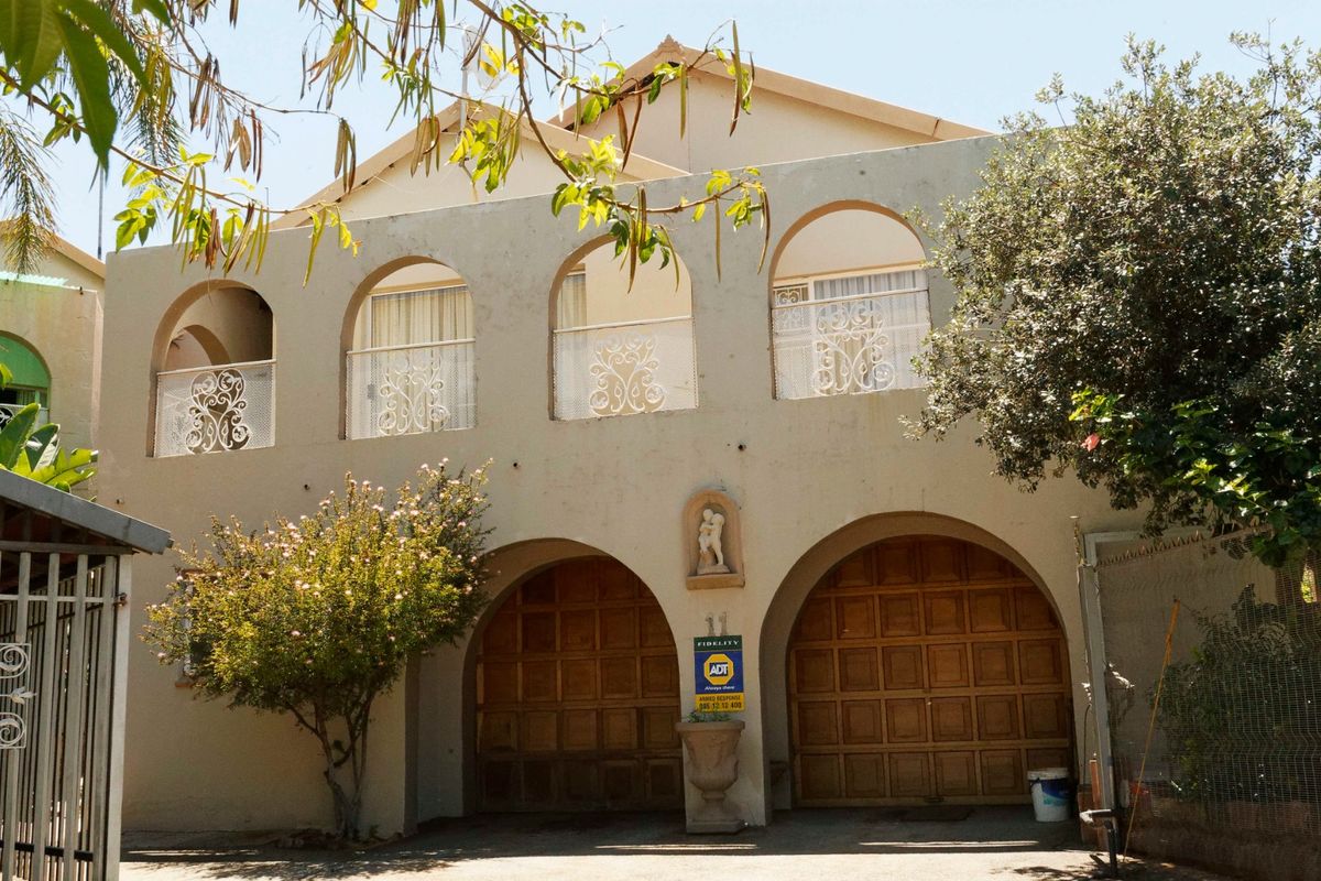 5 Bedroom Architect Designed residence in a top part of Wilkoppies. - Photo 3