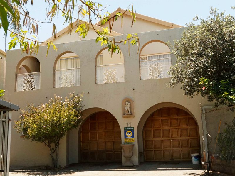 5 Bedroom Architect Designed residence in a top part of Wilkoppies. - Photo 3