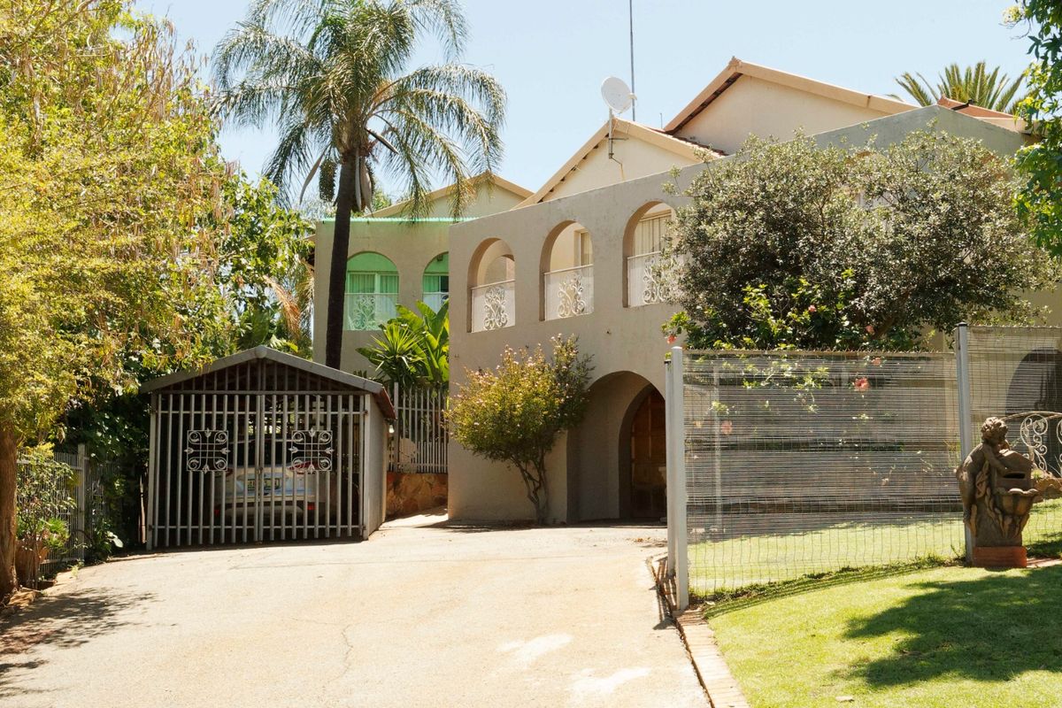 5 Bedroom Architect Designed residence in a top part of Wilkoppies. - Photo 2